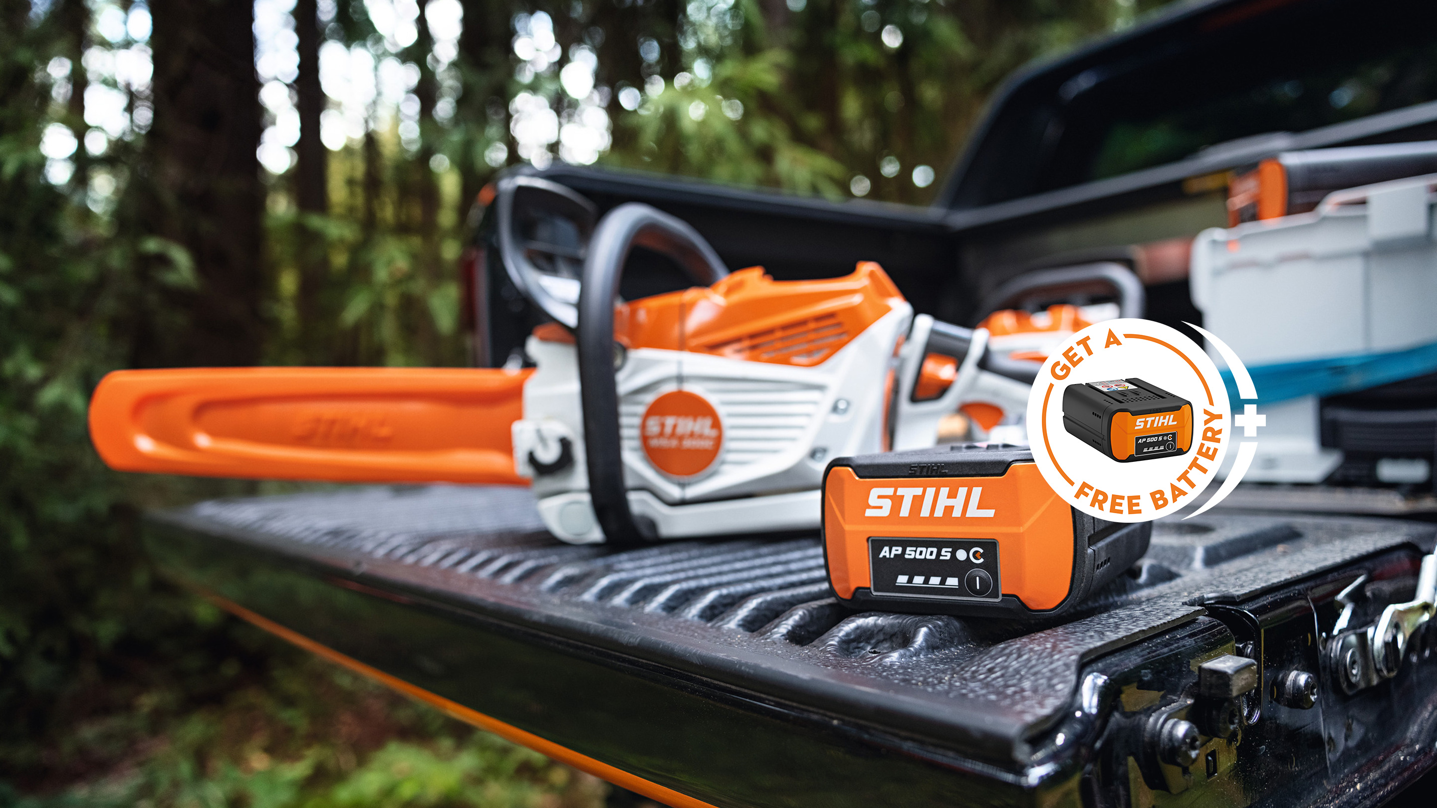 STIHL Akku AP 500 S auf der Ladefläche eines Pickups zusammen mit der neuen STIHL Akku-Motorsäge MSA 300, zusätzlich ein Hinweis-Störer mit STIHL Akku und der Aufschrift „Get a free battery“.