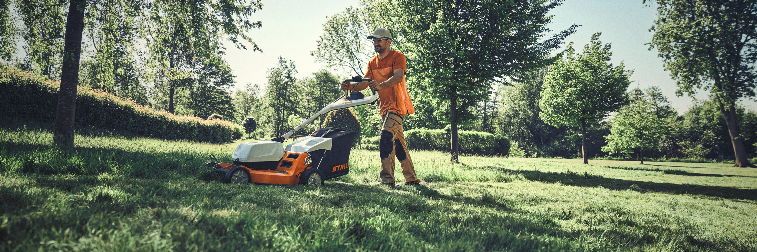  Akku-Rasenmäher STIHL RMA 756 V - Mann mäht den Rasen - Frühjahrskampagne 2025