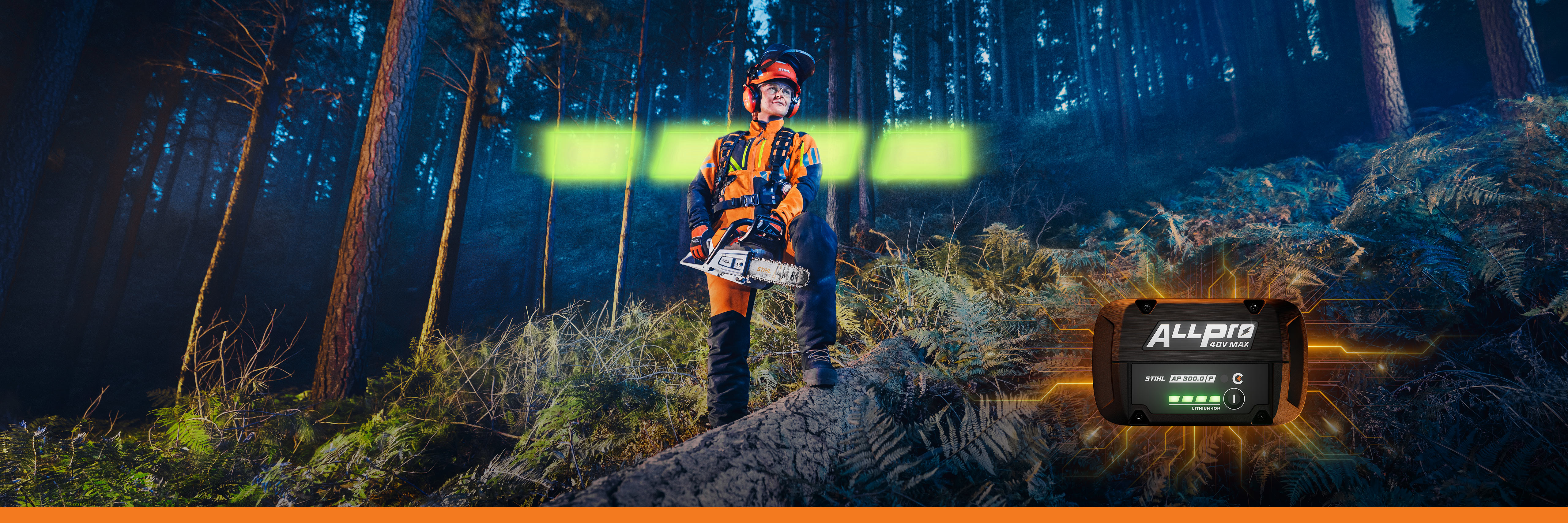 Un professionista del legno taglia alberi nel bosco con una motosega a batteria STIHL MSA 260
