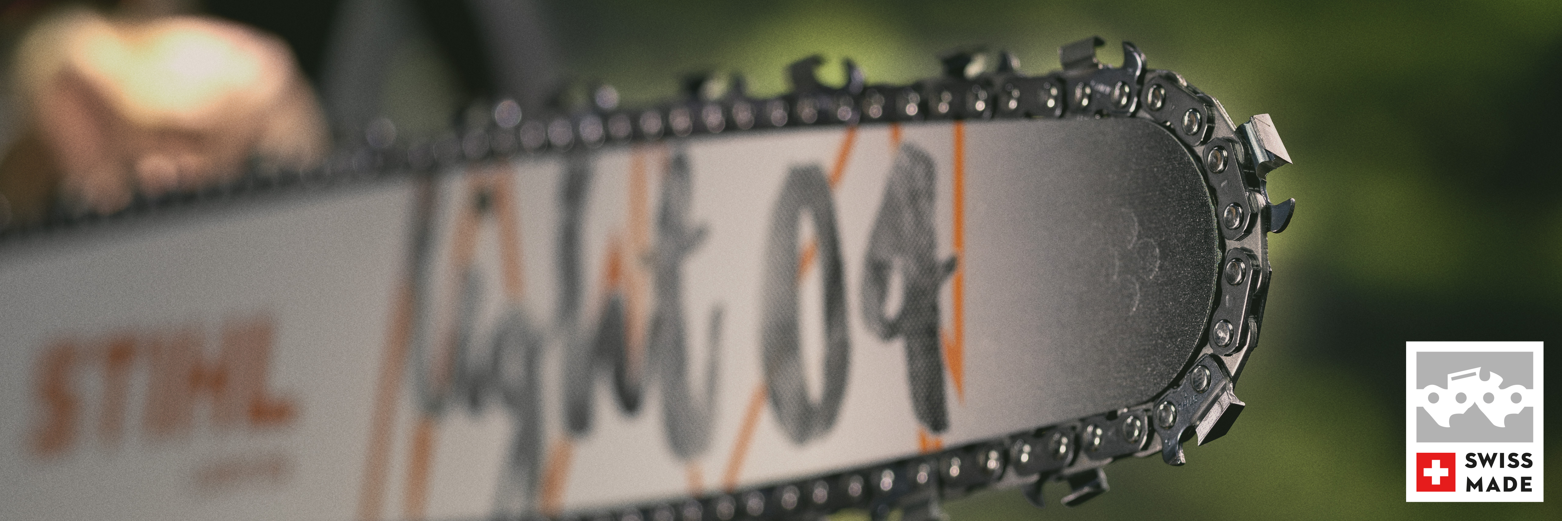  Makroaufnahme der Light 04 Führungsschiene und der Super 36 RS Kette mit schweizer Fertigungslogo
