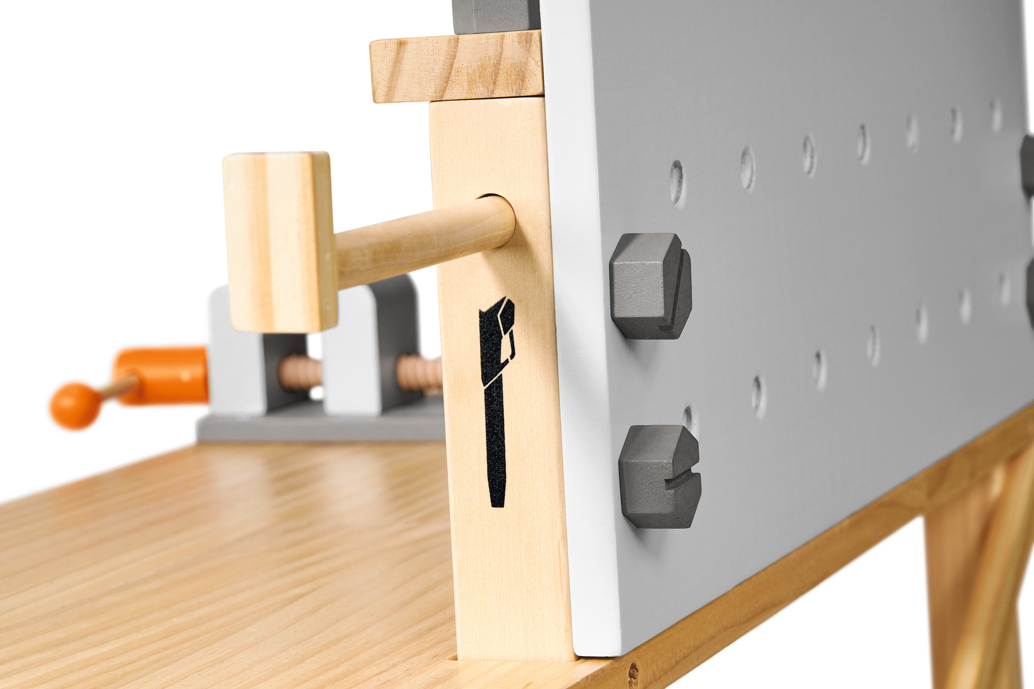 Kinderwerkbank mit Holzspielzeug