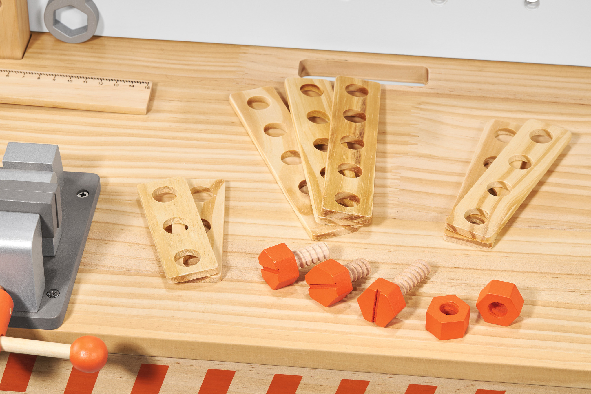 Kinderwerkbank mit Holzspielzeug