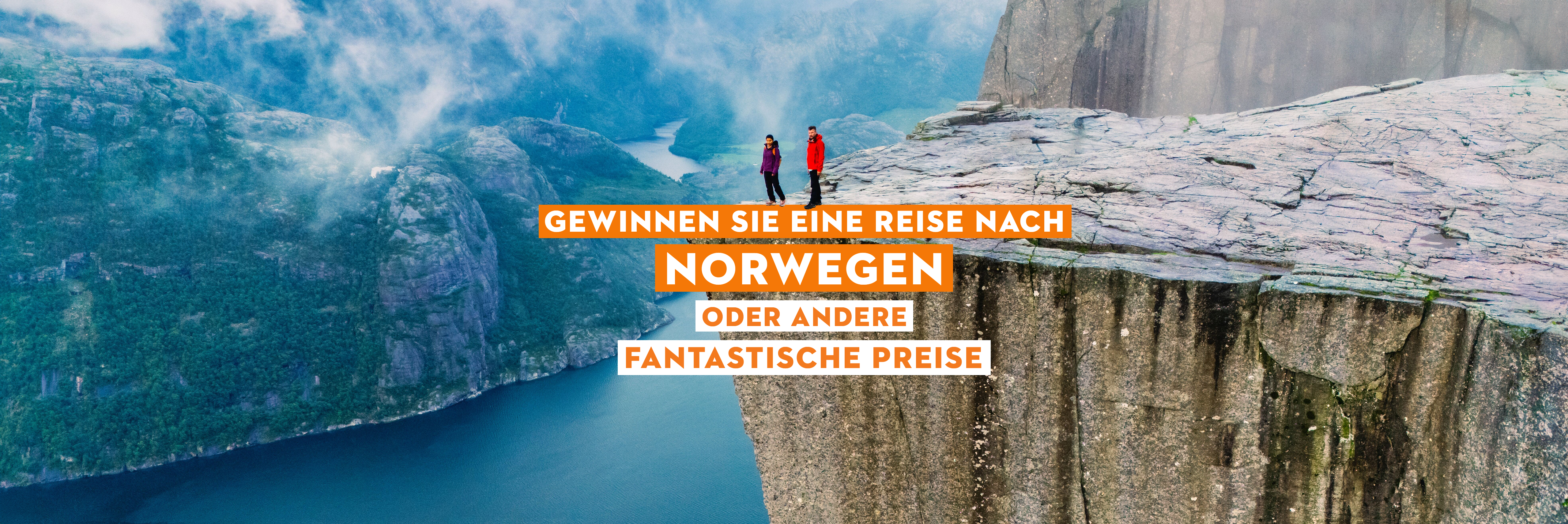 Person, die in der Nähe von Bergen und einem hellblauen Fluss steht, eingerahmt von Kiefern. Text überlagern: Gewinne eine Reise nach Kanada oder andere tolle Preise".