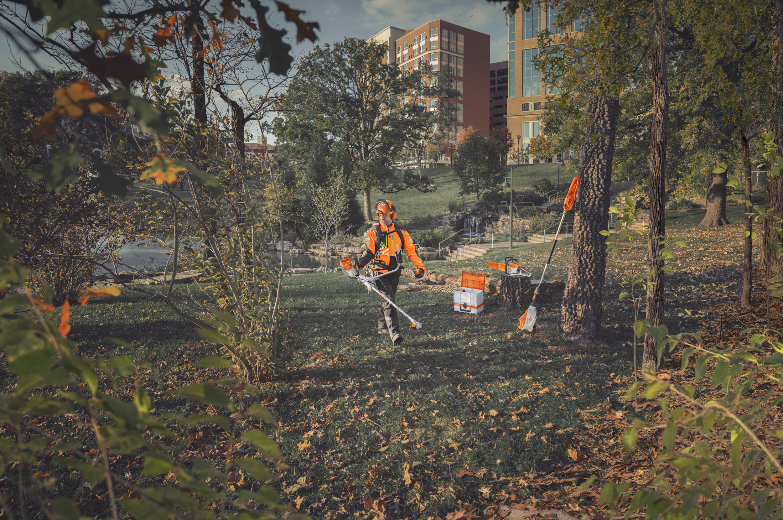 Forstarbeiter mit akkubetriebenen Geräten für die Pflege von Jungbeständen