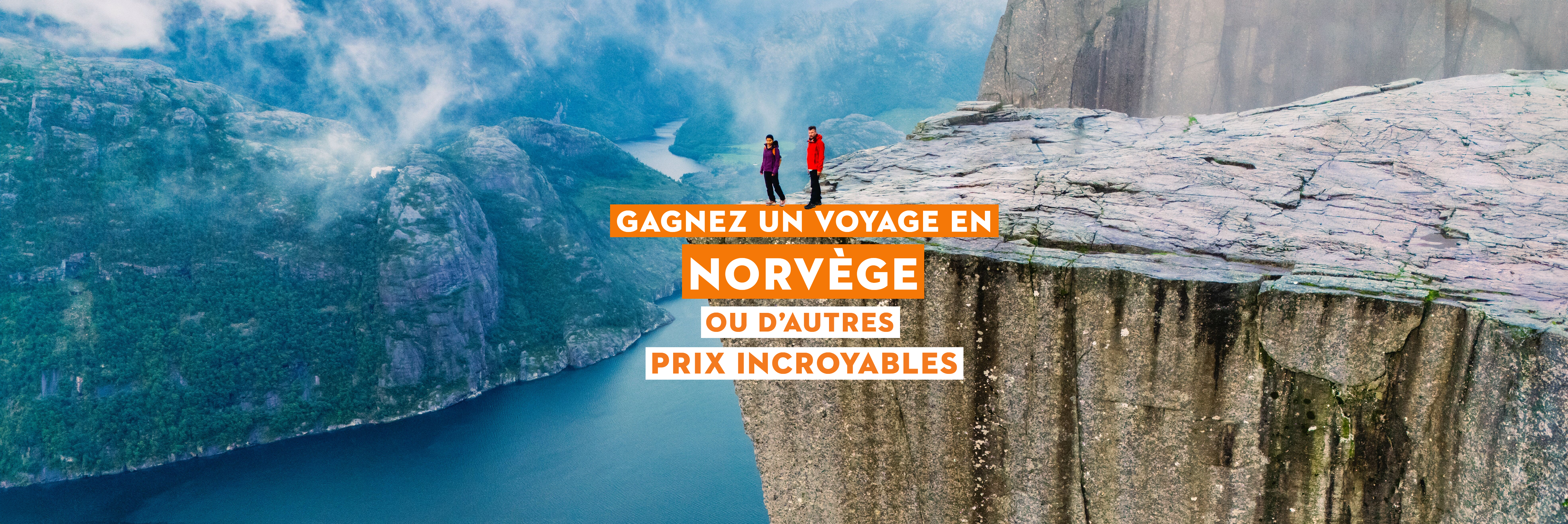 Personne debout près de montagnes et d'une rivière d'un bleu éclatant, encadrée par des pins. Texte superposé : Gagnez un voyage au Canada ou d'autres prix extraordinaires".