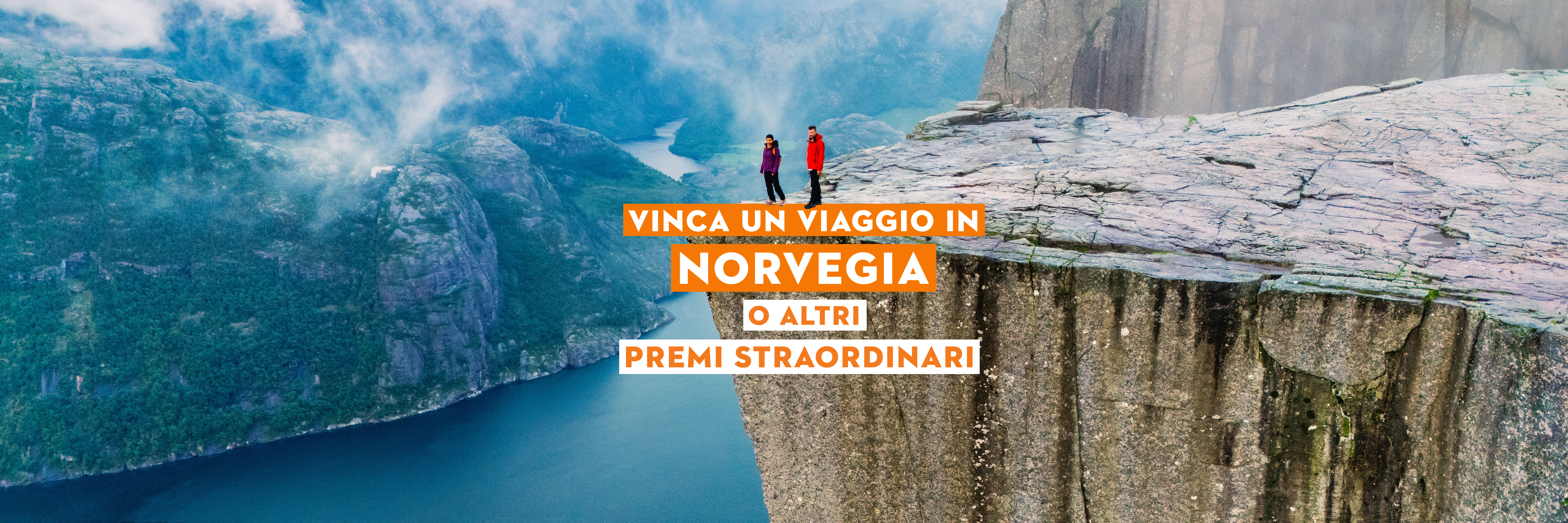 Persona in piedi vicino a montagne e a un fiume blu brillante, incorniciato da pini. Sovrapposizione di testo: Vinci un viaggio in Canada o altri fantastici premi".