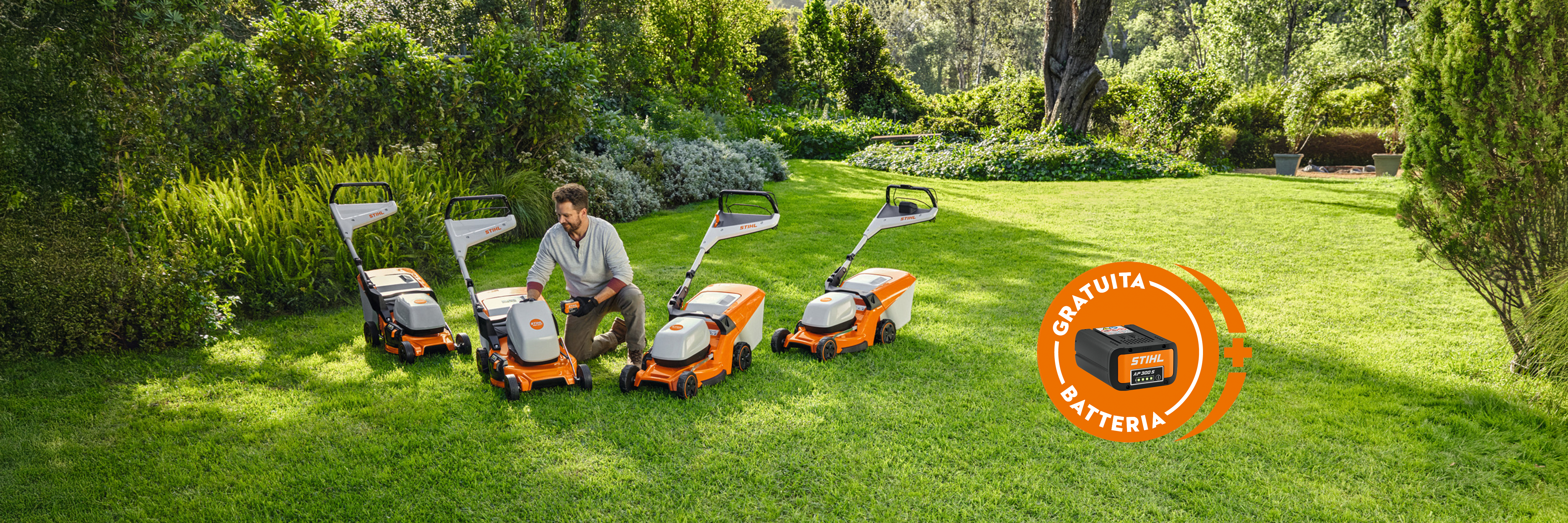 Un uomo circondato da tosaerba STIHL, con inoltre un elemento grafico che evidenzia il sistema a batteria STIHL e la dicitura « Batteria gratuita ».