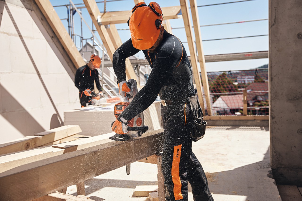 Ein Mann holt einen aufgeladenen STIHL Akku AP 500 aus der Ladebox