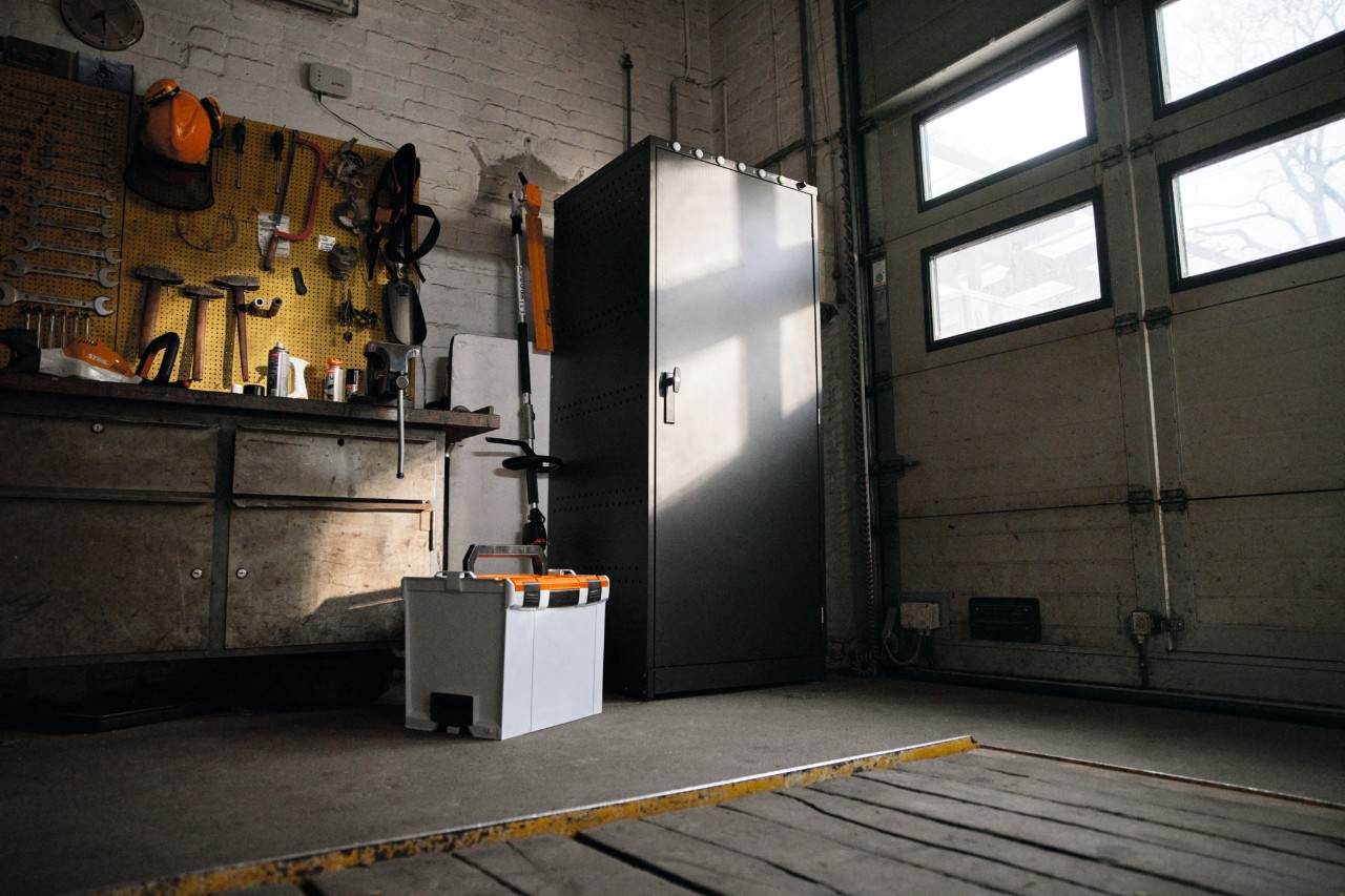 Charging cabinet in the garage; charging of up to 20 STIHL batteries using a household outlet