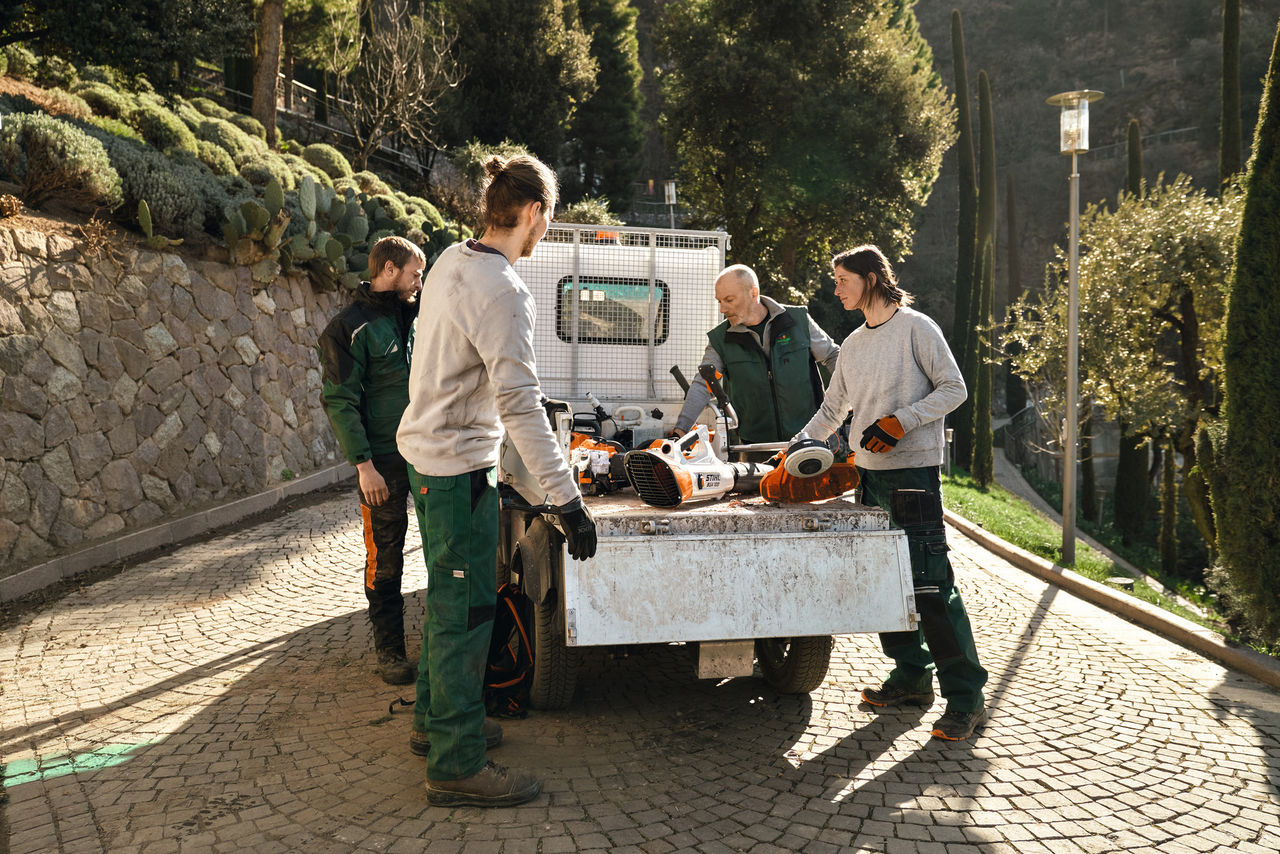 Eine Infografik aus STIHL Smart Connectoren, STIHL Akkus mit integrierter Bluetooth-Schnittstelle, einem Smartphone mit STIHL connected App, einer STIHL connected Box und einem Laptop mit STIHL connected Portal zeigt das Zusammenspiel der verschiedenen Systembausteine.