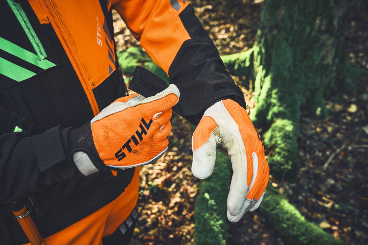 Nahaufnahme von STIHL DYNAMIC DuroTec und Schutzhandschuhen