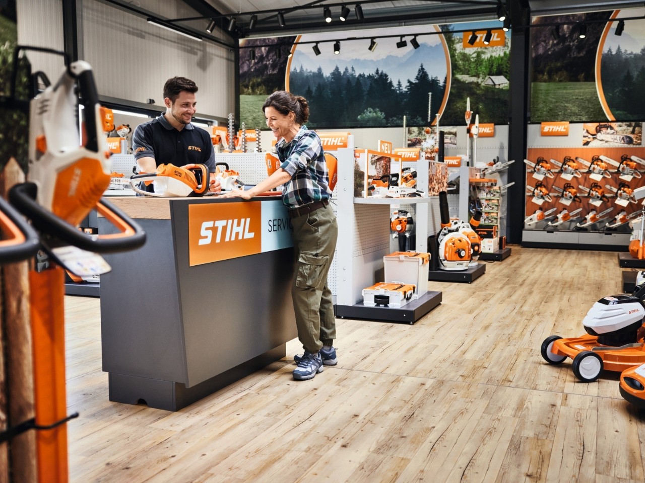 STIHL Fachhändler wartet Kettensäge mit STIHL Führungsschiene Light 04 und Oilomatic Sägekette