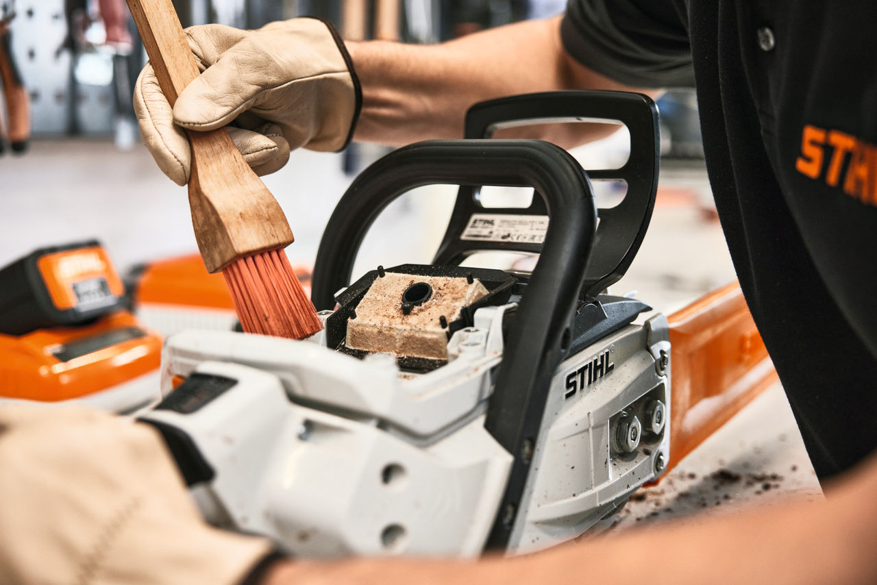 STIHL Motorsäge bei der Inspektion