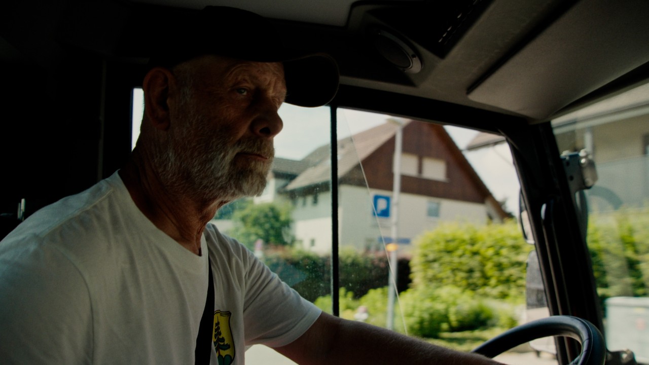 Lukas am Steuer eines Autos, Innenansicht mit Blick auf Lenkrad und Umgebung, Real People. STIHL People. Kampagne