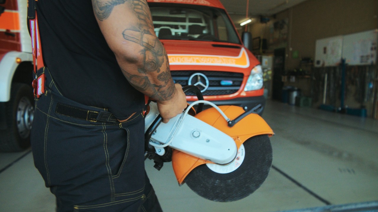 Daniel trägt STIHL Trennschleifer bei der Feuerwehr in die Werkstatt. Real People. STIHL People.