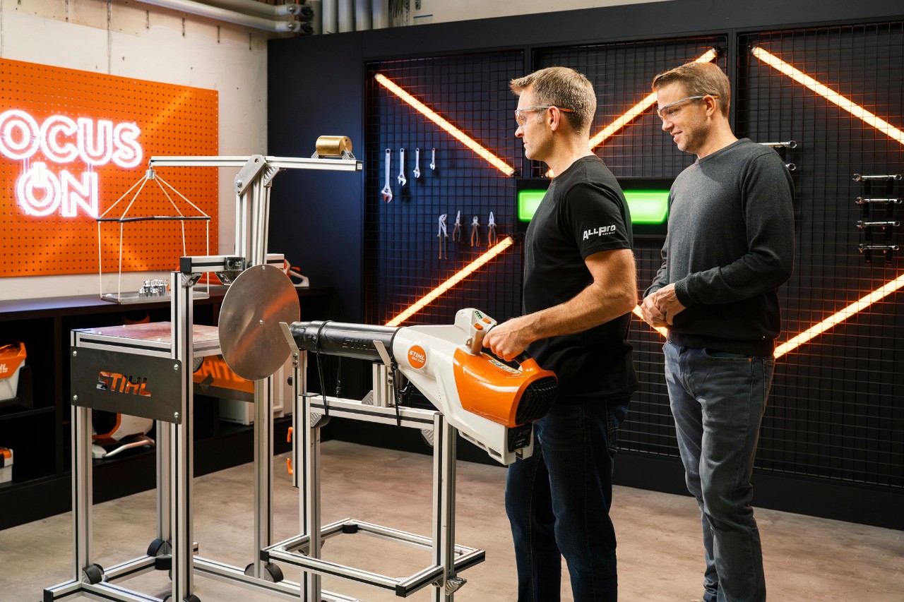 Matt Beadle, Moderator, und Timothy Renschler, STIHL Produktmanager, im Gespräch über Focus On - ALLPRO, Studiotest mit konstanter Power bei voller Leistung