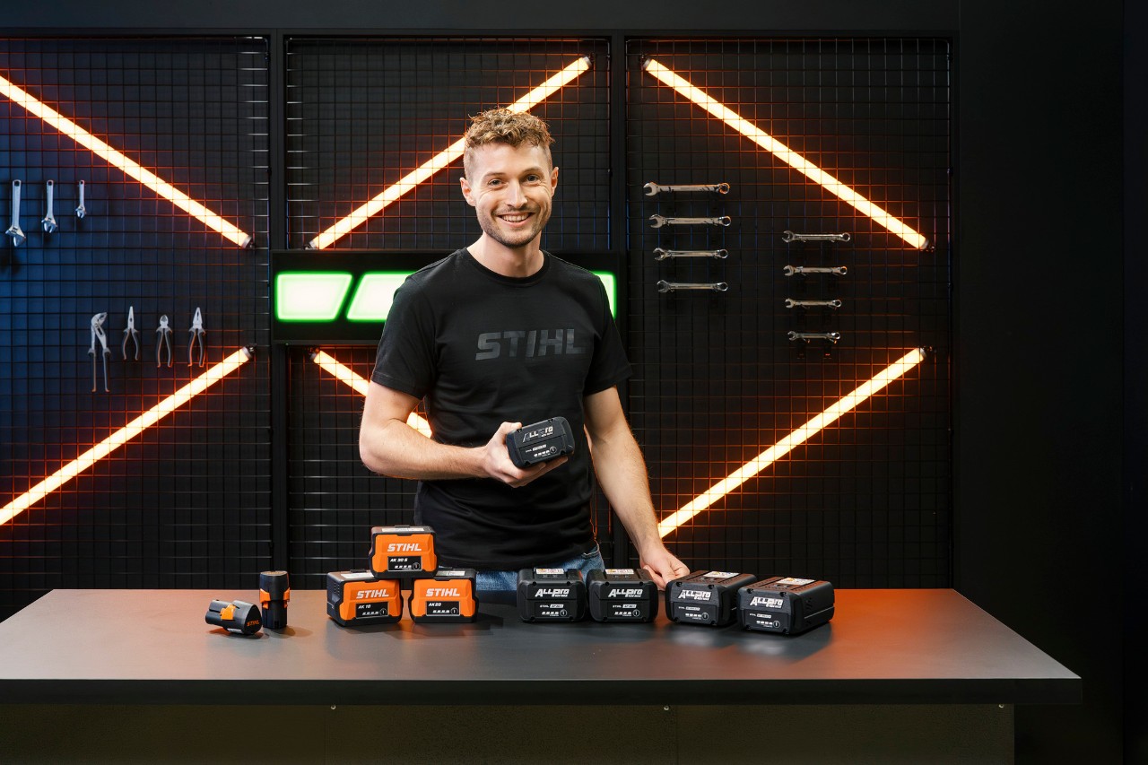 Timothy Renschler, Produktmanager bei STIHL, stellt den Akku des All Pro Systems für Profis vor
