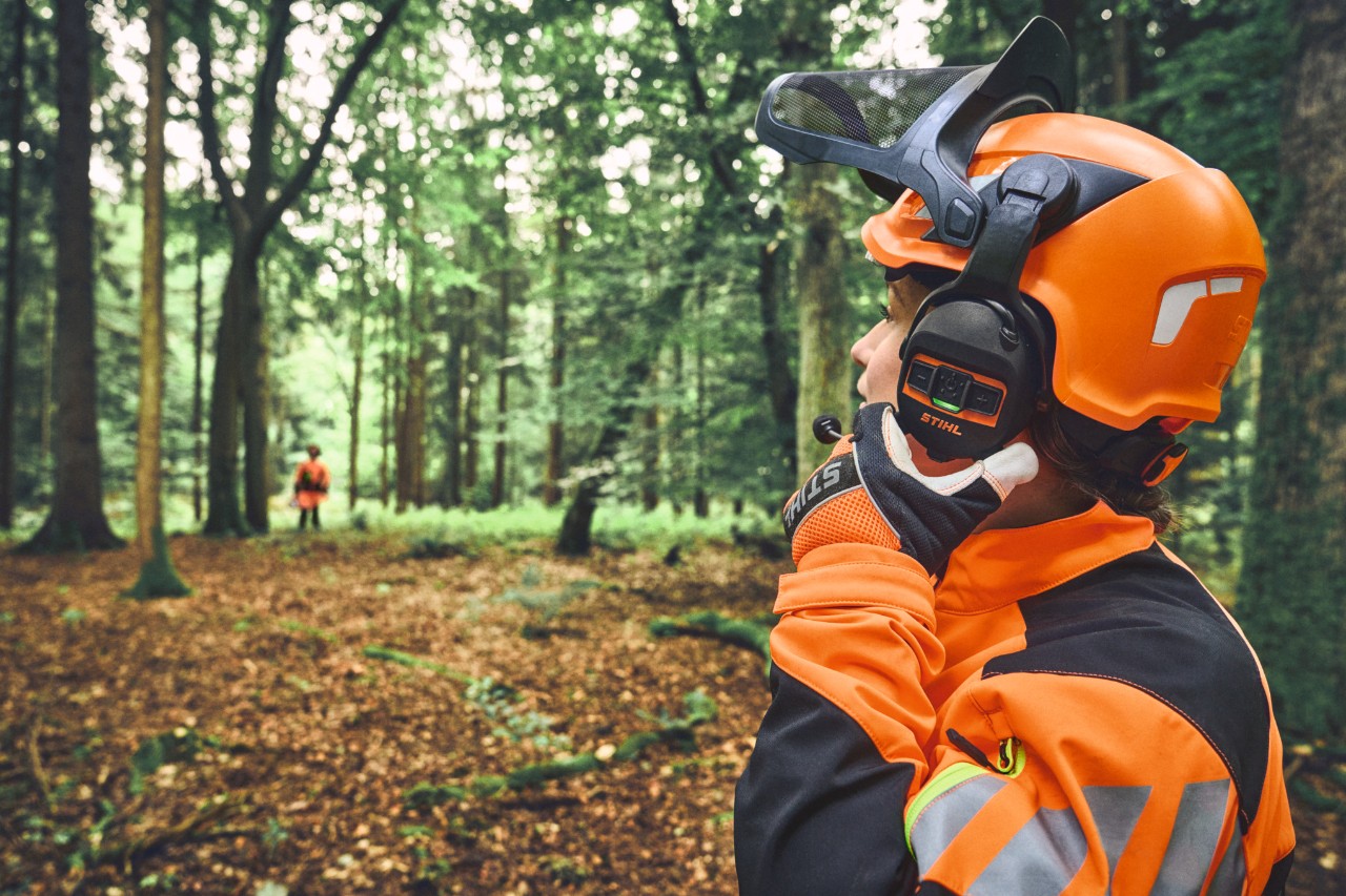 Travailleur forestier en forêt avec STIHL ADVANCE FlexTEC ShellTEC