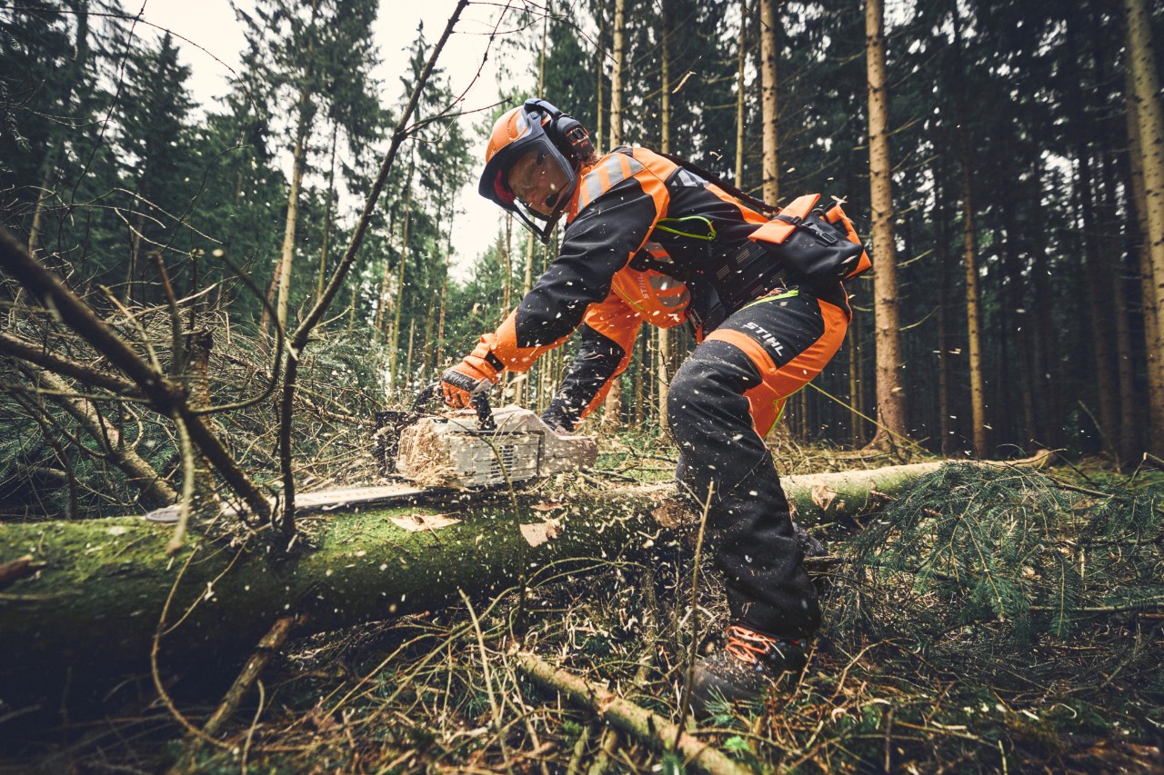 Travailleur forestier avec une tronçonneuse STIHL et l'équipement de protection ADVANCE FlexTEC ShellTEC en cours d'utilisation