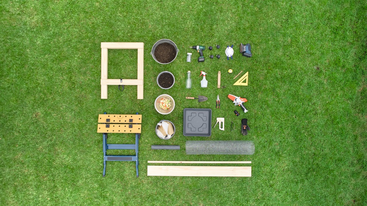 Prise de vue par drone du matériel et des outils nécessaires à la fabrication d’un vermicomposteur