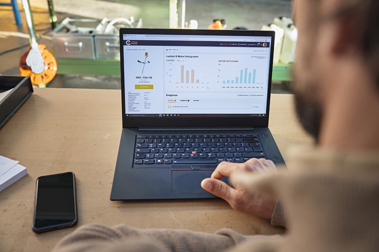 Quelqu’un utilise le STIHL&nbsp;connected&nbsp;Portal sur un ordinateur portable et y consulte différentes données d’appareil. 