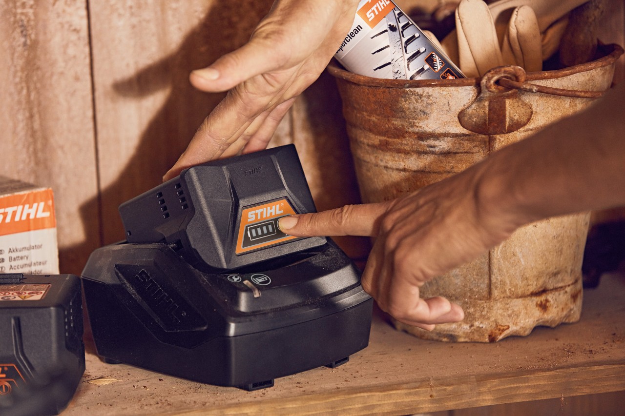 Entretien des batteries STIHL AK 10 et AK 20 dans la remise à outils
