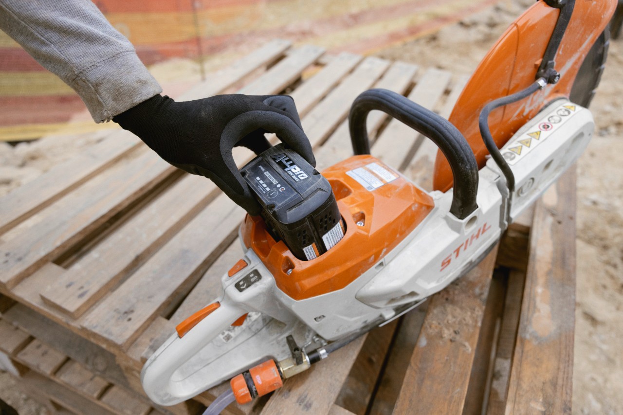 La batteria ALLPRO STIHL AP 300 P è utilizzata nella troncatrice a batteria STIHL TSA 350.