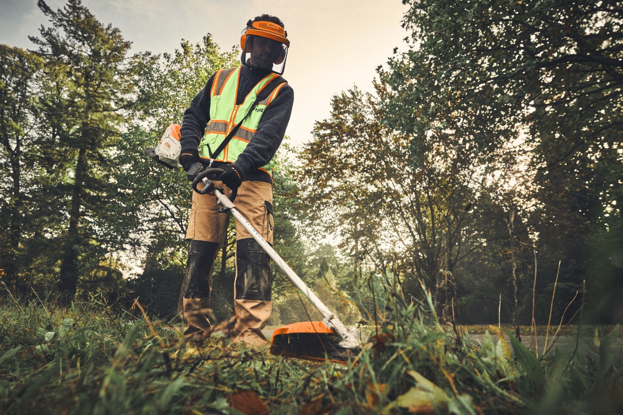Uomo con STIHL KMA 200 R e utensile combinato FS-KM