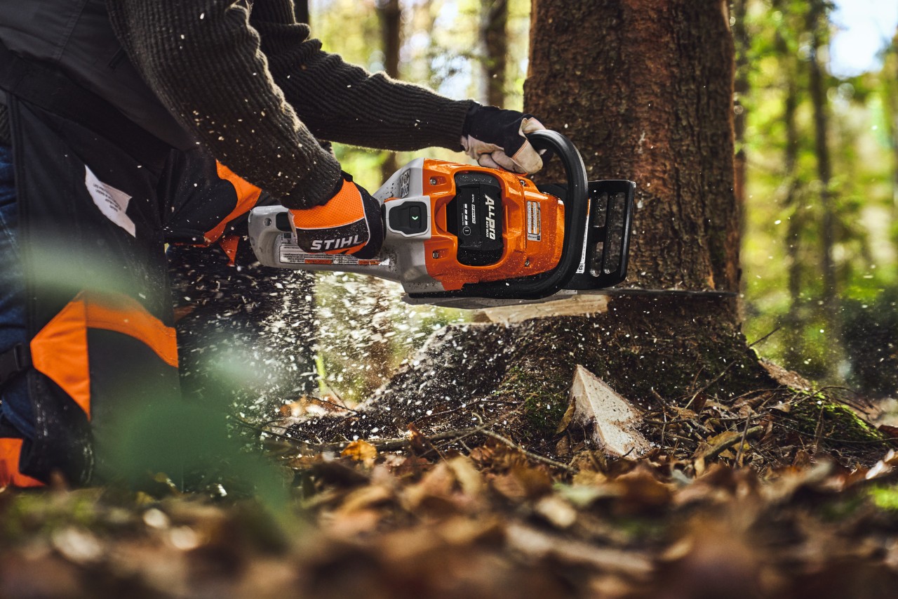 STIHL ALLPRO in azione con l'MSA 260 durante i lavori forestali