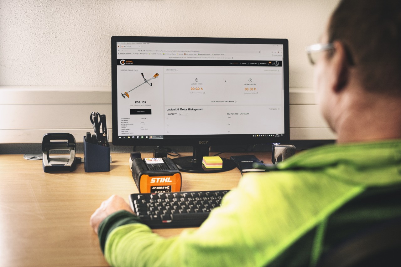 L'uomo è seduto davanti al suo computer e lavora con il portale collegato STIHL