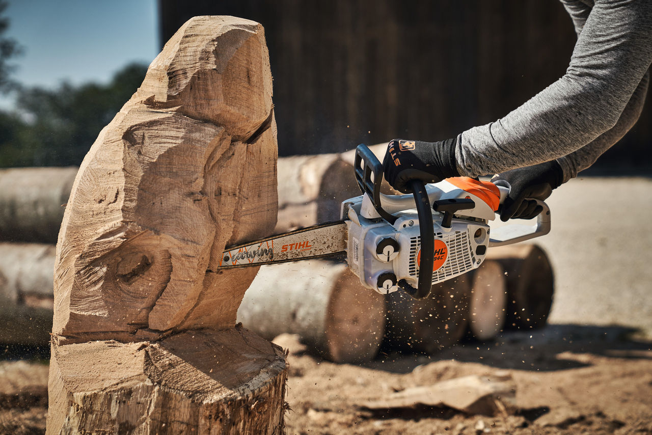 Primo piano di una motosega STIHL che viene utilizzata per l'intaglio