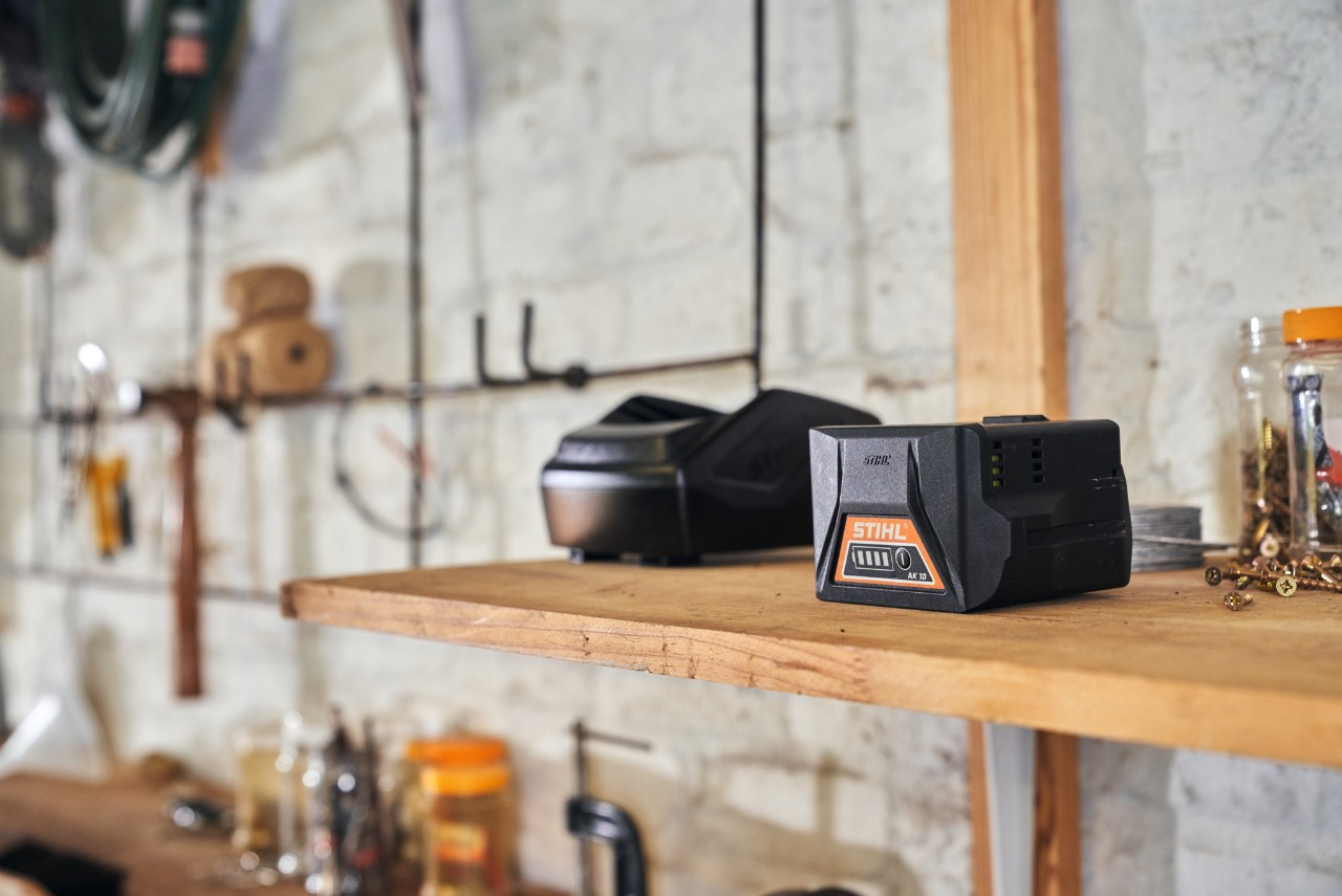 Due batterie con tecnologia STIHL Batteria che giacciono su un ripiano in un'officina